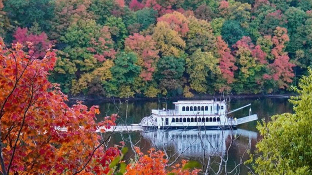 ParadiseCruises_SummerFunMN_0002_MQ River Fall Colors - Dave Lawrance